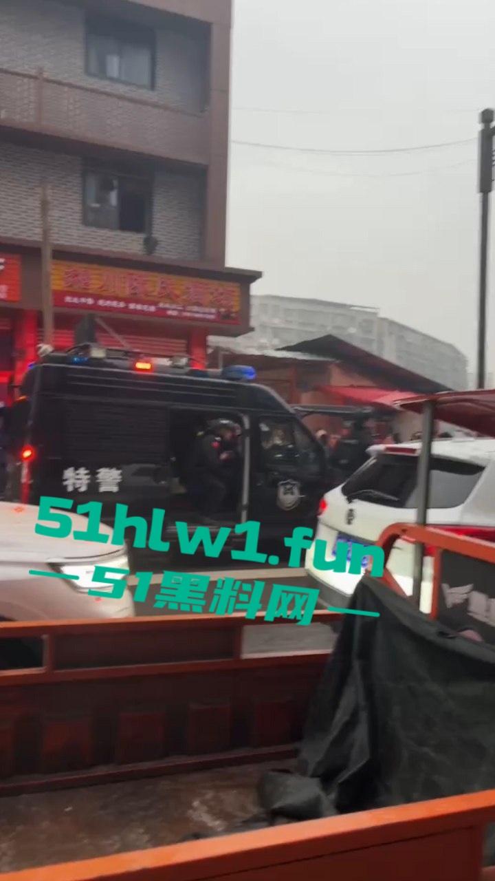 四川蓬安已婚女子装单身骗财骗爱被上头男持刀捅死,原配老公惨遭连坐一家归西。-2