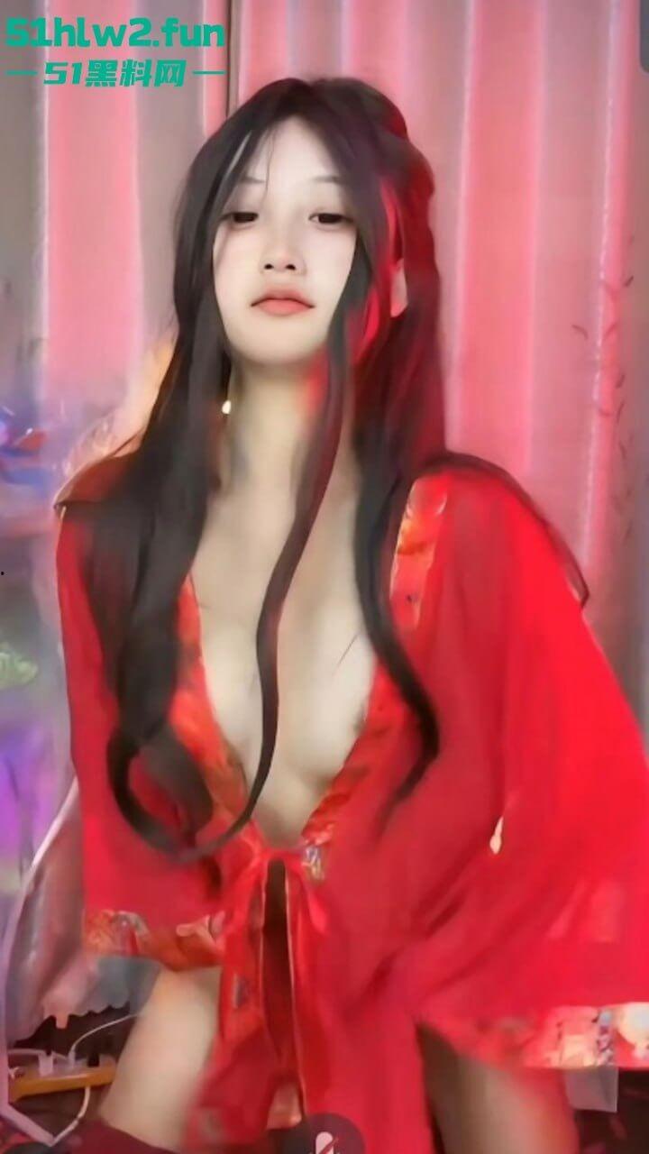 抖音网红【胖狗崽】聊天室露奶直播回放，性感尤物半遮半掩大跳浪舞故意露点馋坏直播间大哥。