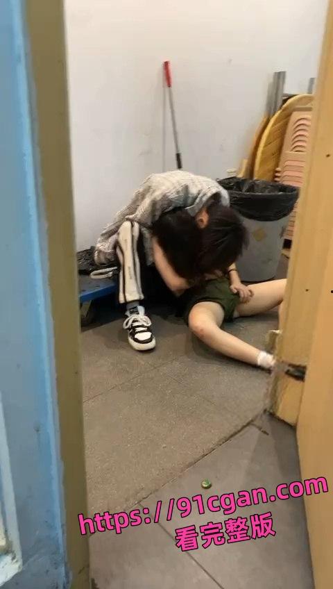 烧烤店男子疑似给女生下药致其意识丧失当众猥亵抠逼