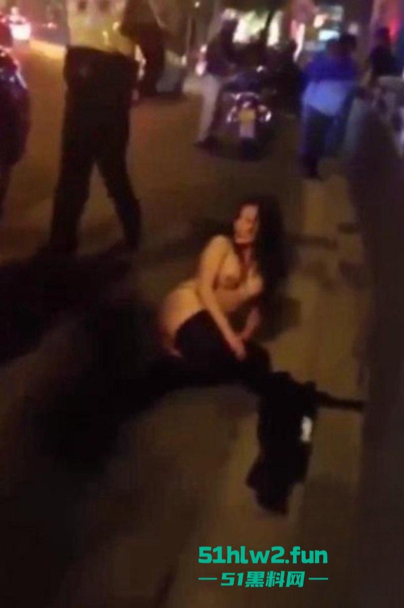 醉酒美女精选合集！上海醉酒女当街脱衣求外国人操她，结果被警方制止并带走！