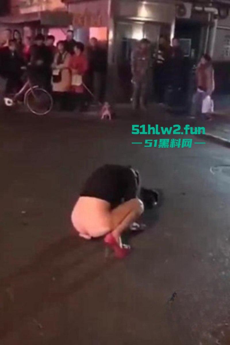 醉酒美女精选合集！上海醉酒女当街脱衣求外国人操她，结果被警方制止并带走！