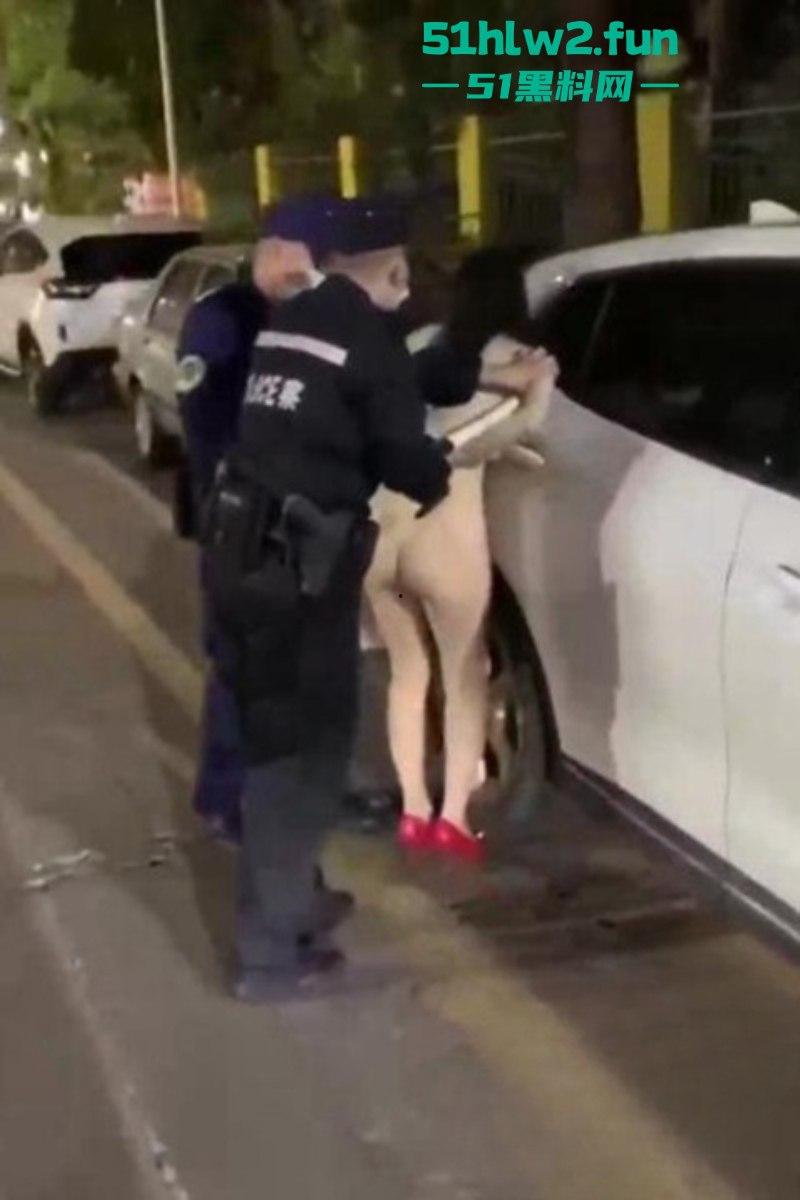 醉酒美女精选合集！上海醉酒女当街脱衣求外国人操她，结果被警方制止并带走！