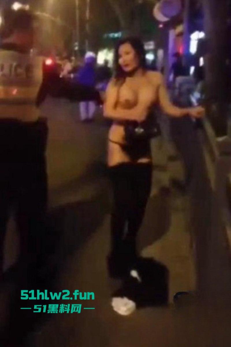 醉酒美女精选合集！上海醉酒女当街脱衣求外国人操她，结果被警方制止并带走！-5