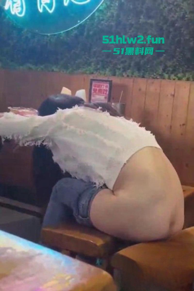 醉酒美女精选合集！上海醉酒女当街脱衣求外国人操她，结果被警方制止并带走！-7