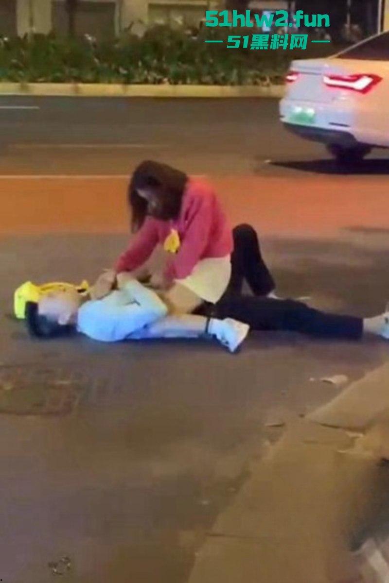 醉酒美女精选合集！上海醉酒女当街脱衣求外国人操她，结果被警方制止并带走！-8