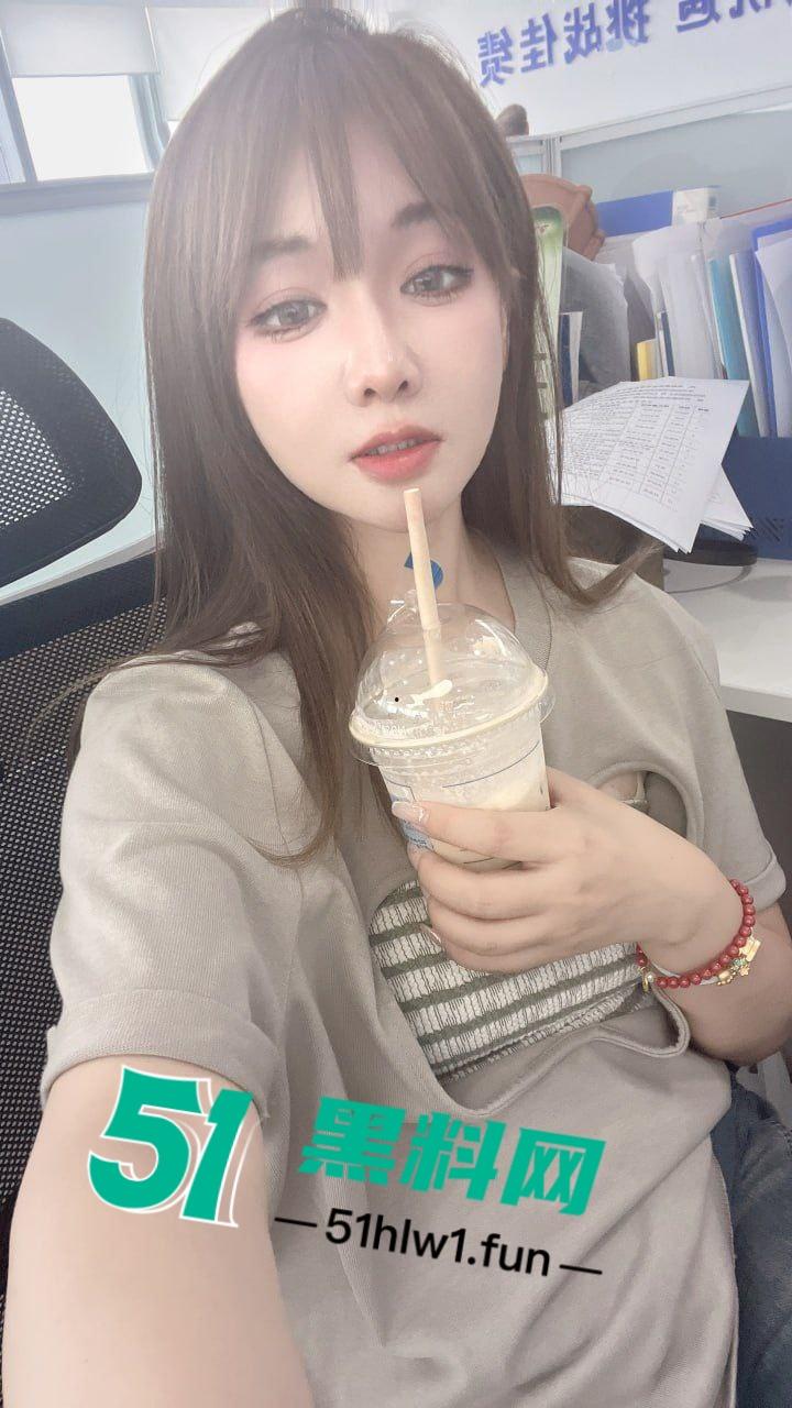 真实附近人撩骚认识个80后极品美少妇，颜值高身材超赞巨乳白嫩翘臀美腿，大大的眼睛看着就撩人。