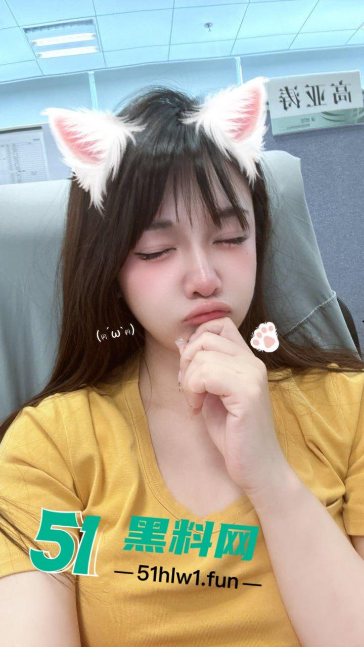 真实附近人撩骚认识个80后极品美少妇，颜值高身材超赞巨乳白嫩翘臀美腿，大大的眼睛看着就撩人。