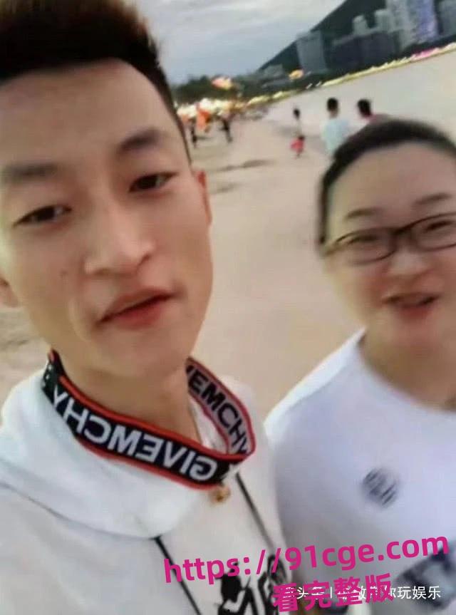 4000万粉丝祁天道封号，直播鱿鱼签插女生屁股，黑历史夫妻做爱视频曝光