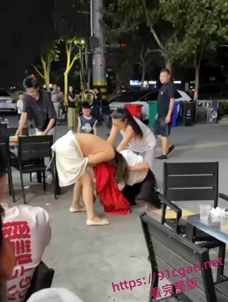 原配小三当街互殴名场面 激烈扭打互相撕扯彪悍战斗力引得路人围观！