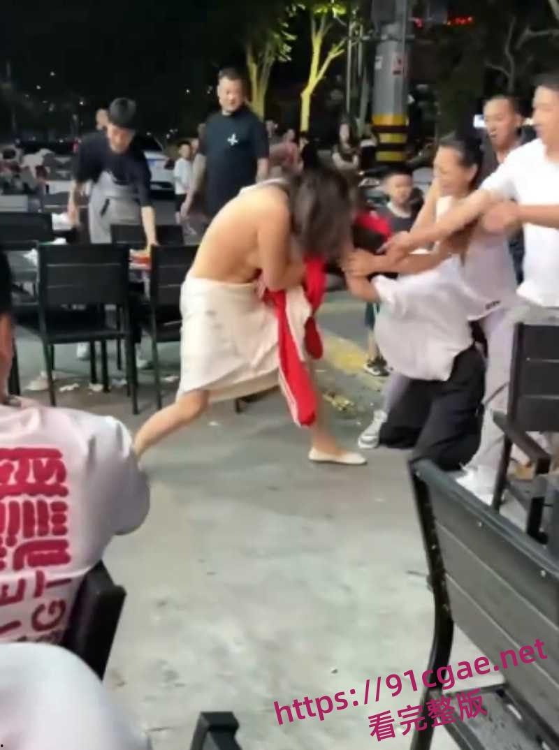 原配小三当街互殴名场面 激烈扭打互相撕扯彪悍战斗力引得路人围观！