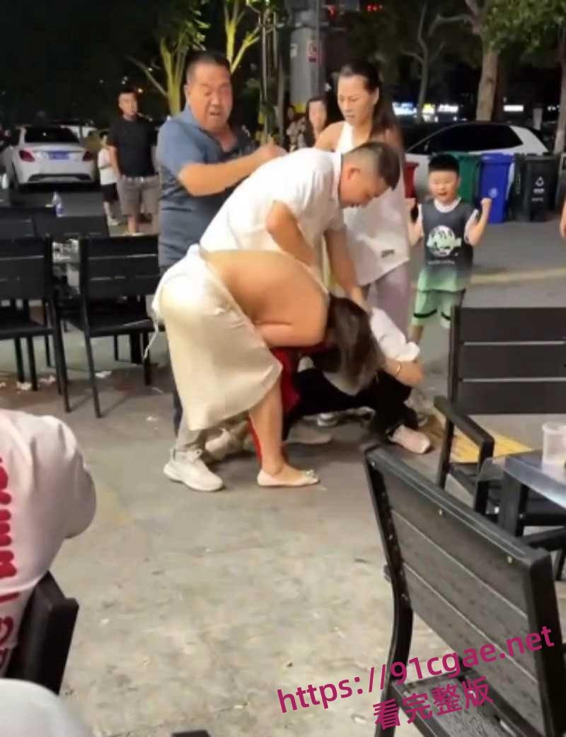 原配小三当街互殴名场面 激烈扭打互相撕扯彪悍战斗力引得路人围观！