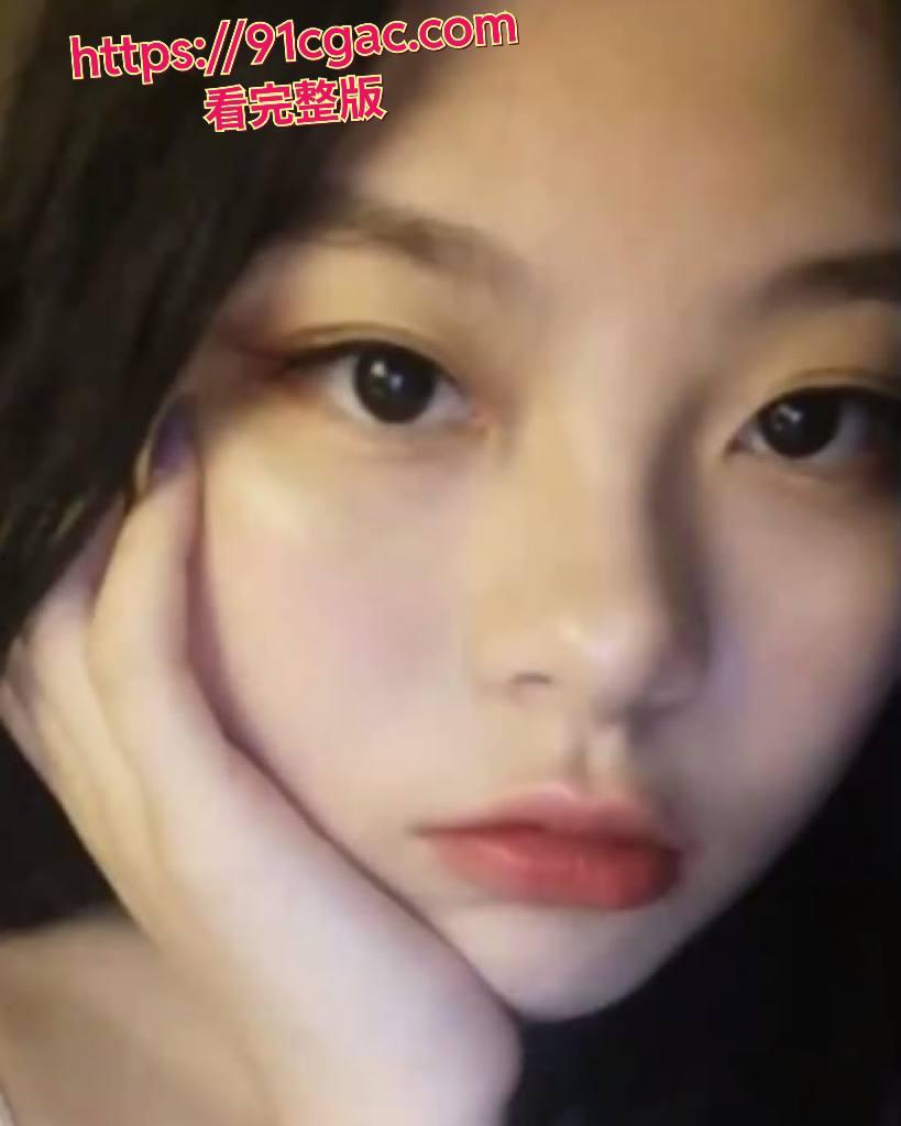 幸运兔纯欲系女学生皮肤白得跟牛奶似的，蜜桃臀圆润得让人想咬一口。