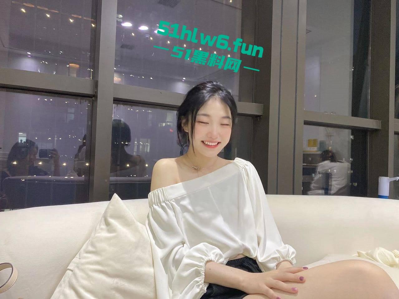 清纯颜值白富美【张欣玥】表面富家千金，背地里骚母狗一条给主人深喉吃屌淫靡喘息，大量不雅视图流出。