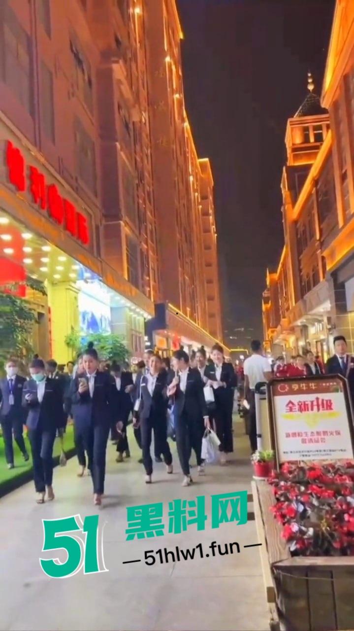 缅甸夜市成了小姐姐秀场，白天工装逛逛大街 晚上穿吊带撩遍全场！-8