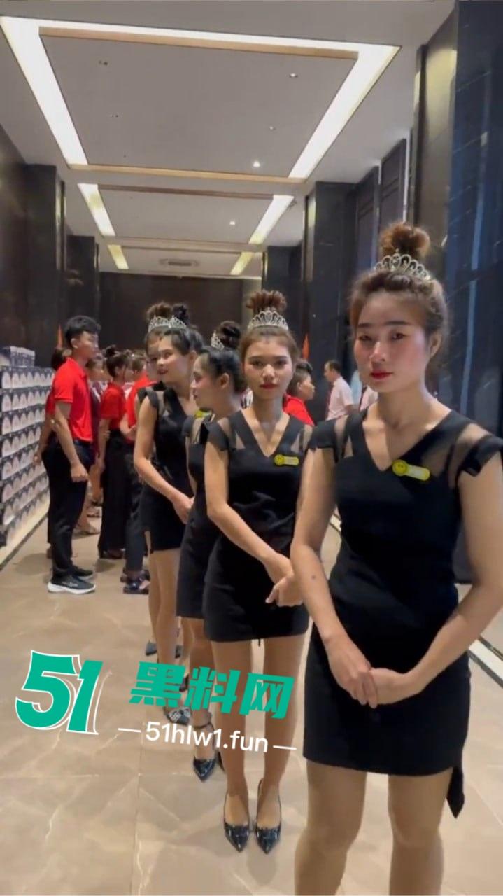 缅甸夜市成了小姐姐秀场，白天工装逛逛大街 晚上穿吊带撩遍全场！-12