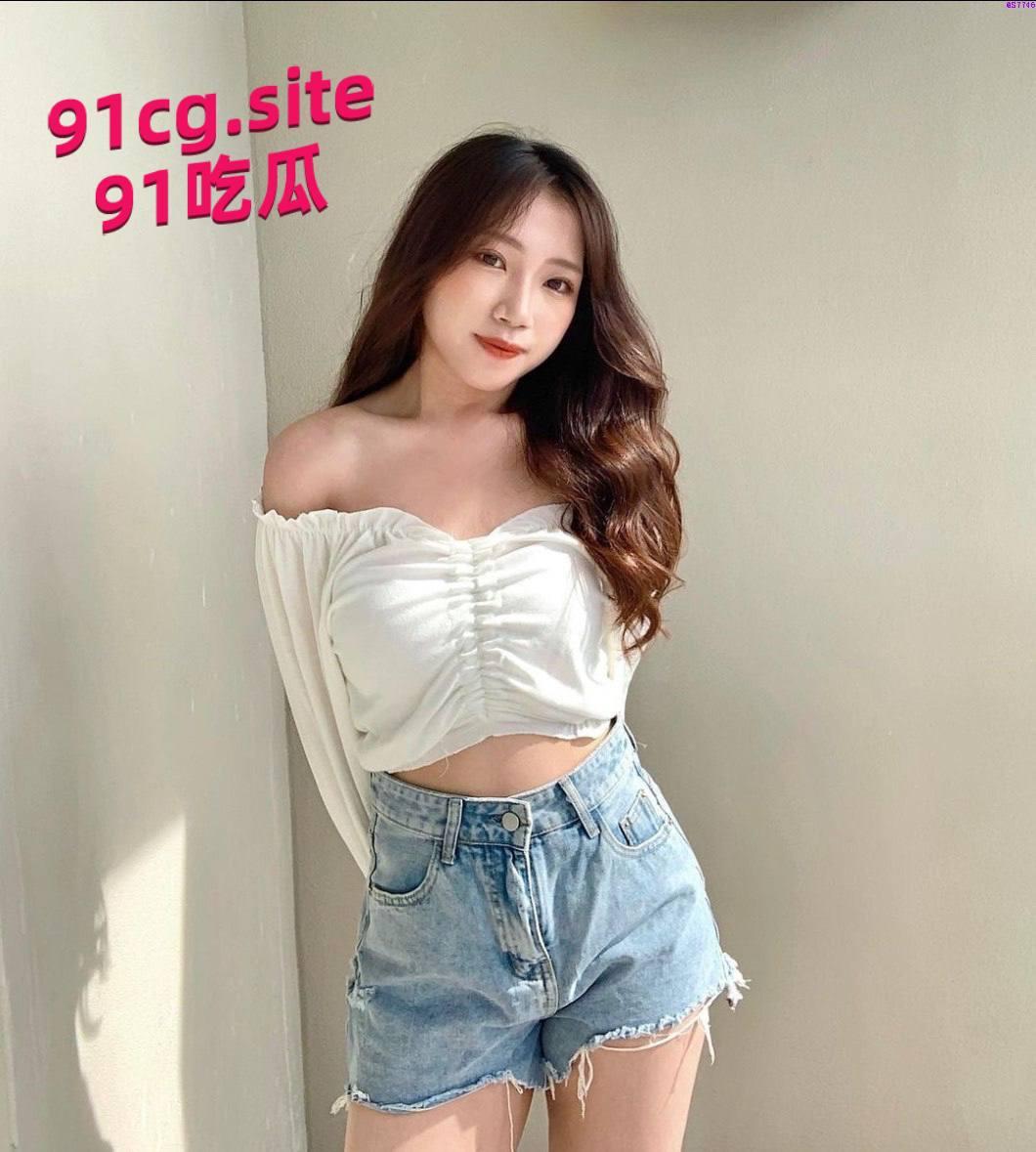 极品小网红被金主调教视频流出，在床上和水池里配合口交 潮吹