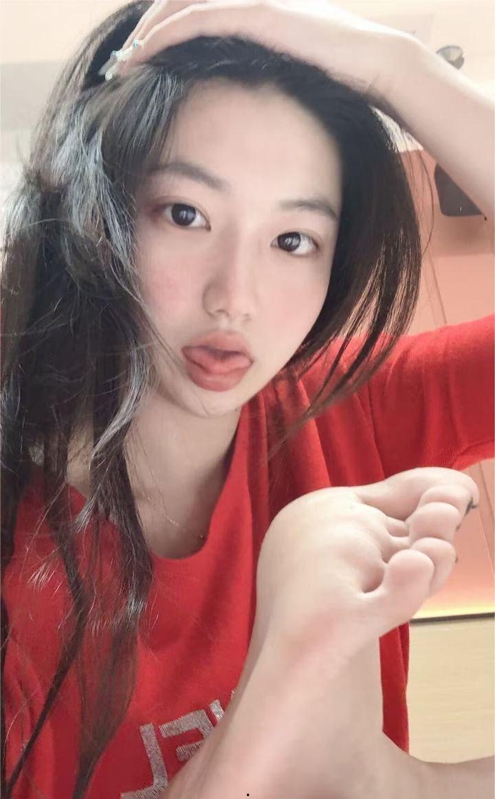 【抖音】微胖高颜值网红 小佳甜心 火辣自拍 秀美脚长腿 诱惑红唇 撩人身材一秒吸睛-8