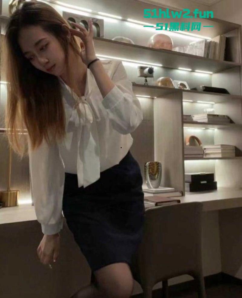 超越翰林府，广东佛山顺德悦府女销售【程圆】制服加黑丝，就在样板间让老板内射。