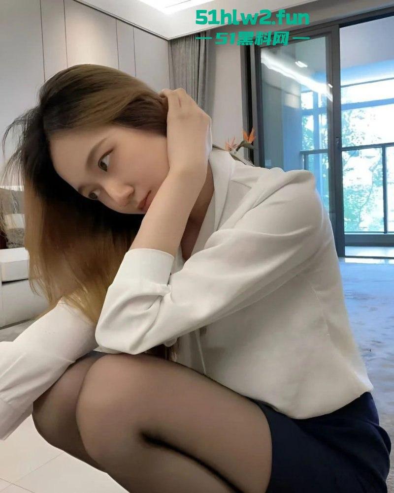 超越翰林府，广东佛山顺德悦府女销售【程圆】制服加黑丝，就在样板间让老板内射。