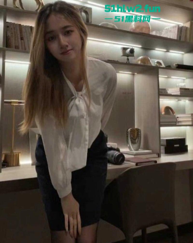 超越翰林府,广东佛山顺德悦府女销售【程圆】制服加黑丝,就在样板间让老板内射。-4