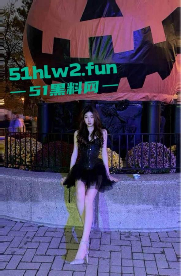 上海极品身材反差大二舞蹈生【刘静雯】被爆裸照网上勾引他人,车库男厕所性爱视频全网疯传。-5