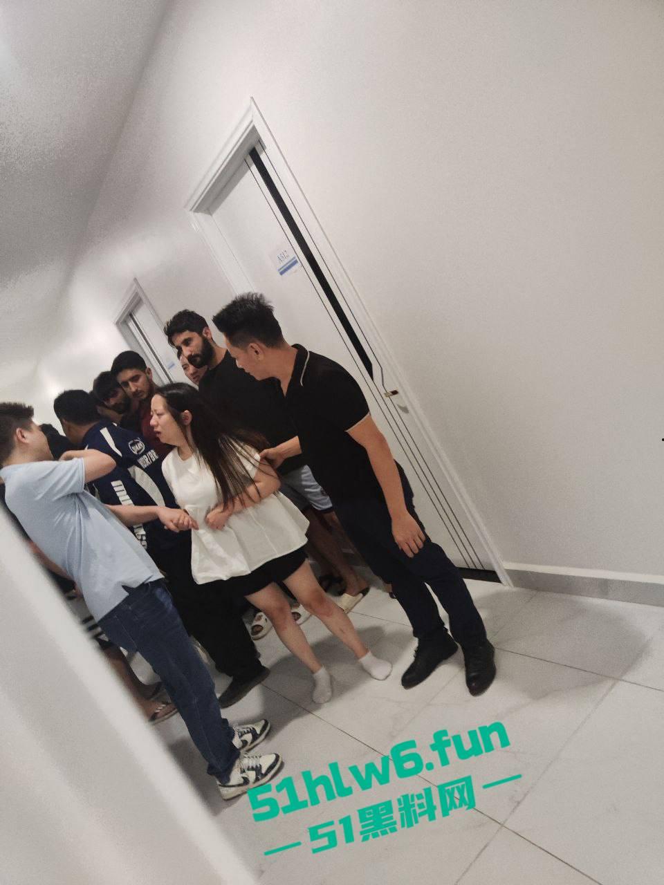 柬埔寨波贝太子园区，韩国男子强奸女子被老外们制止逮捕，韩国男还现场装逼结果直接被警方带走。