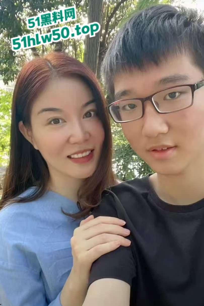 乱伦系列之母子，单身骚妈微博发亲吻照宣示亲儿使用权，居家做爱后入肥臀边包饺子边授精。