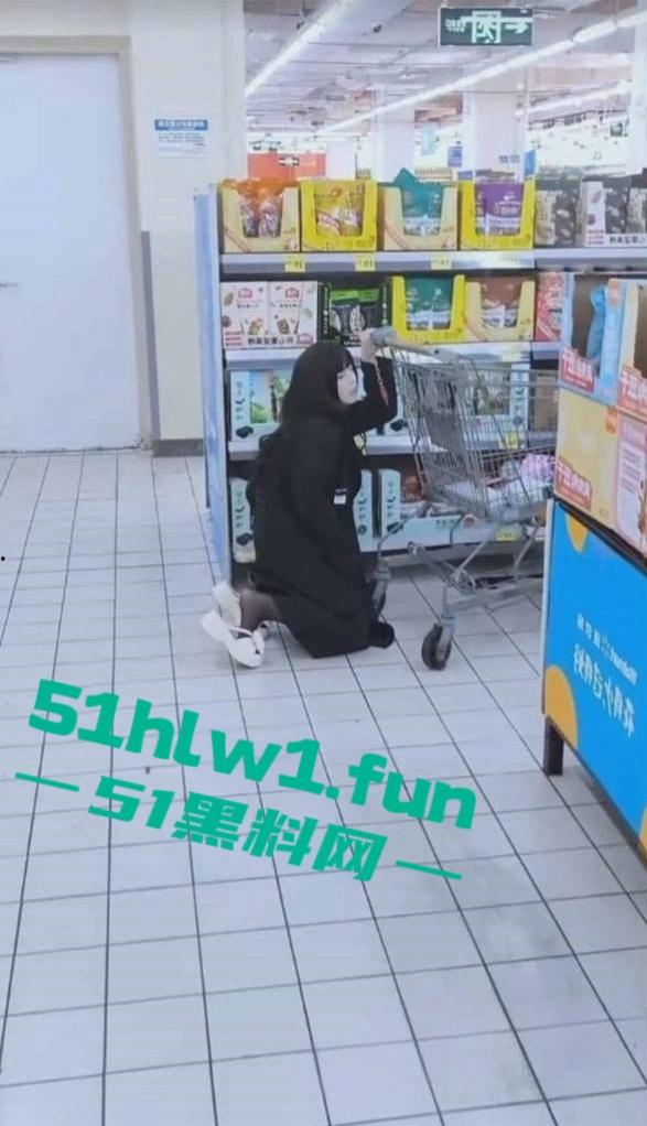 极品高颜值小仙女接受大神户外调教，塞入遥控跳蛋在超市景区大胆玩露出全程。-4