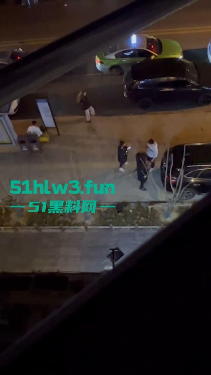 青岛嚣张小太妹醉酒打车辱骂司机被对方一拳KO，当场歇菜，实拍视频曝光！