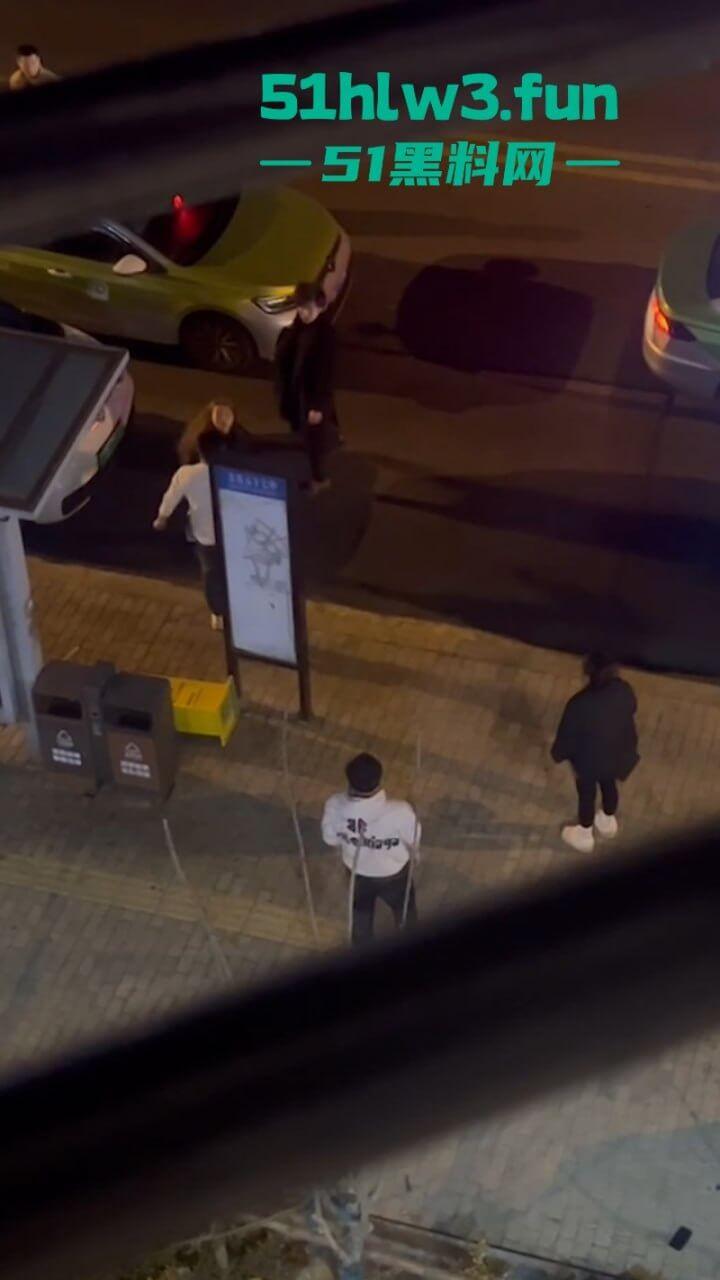 青岛嚣张小太妹醉酒打车辱骂司机被对方一拳KO,当场歇菜,实拍视频曝光!-8