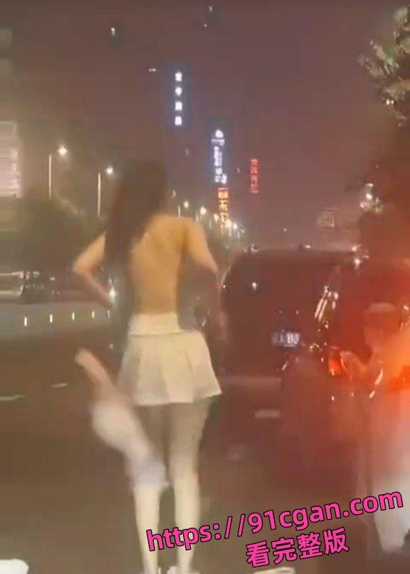 小情侣吵架妹子情绪激动，当街就开始脱衣服，情绪特别不稳定，拦都拦不住