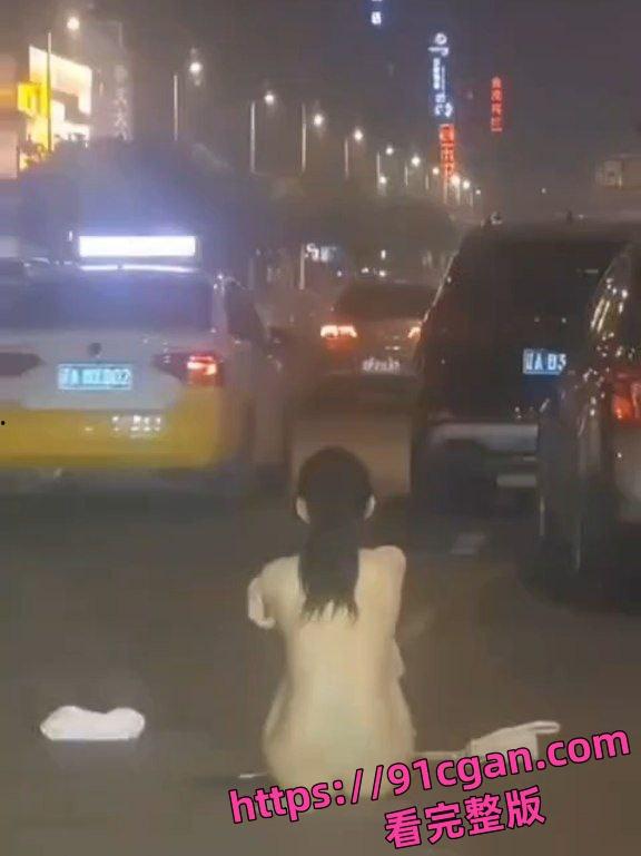 小情侣吵架妹子情绪激动，当街就开始脱衣服，情绪特别不稳定，拦都拦不住