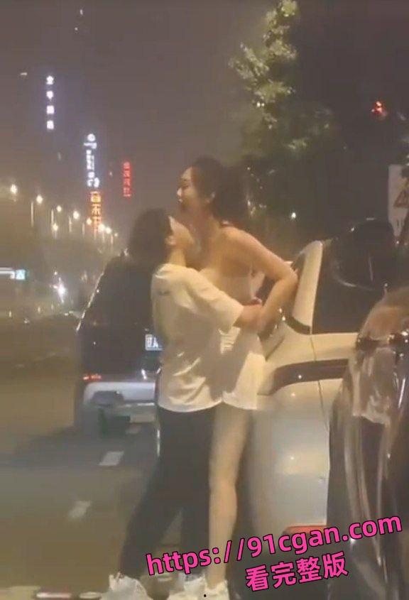 小情侣吵架妹子情绪激动，当街就开始脱衣服，情绪特别不稳定，拦都拦不住