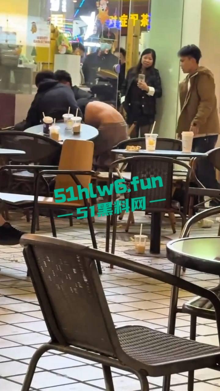 浙江义乌尚尚电竞酒店旁奶茶店门外发生乱斗，一男子见色起义撩骚美女被其男友发现带朋友群殴暴揍。