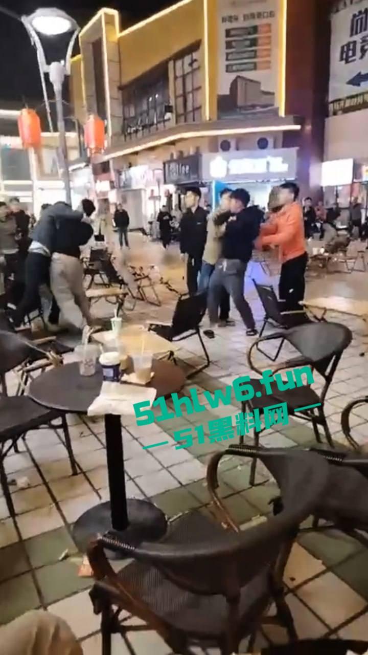 浙江义乌尚尚电竞酒店旁奶茶店门外发生乱斗，一男子见色起义撩骚美女被其男友发现带朋友群殴暴揍。
