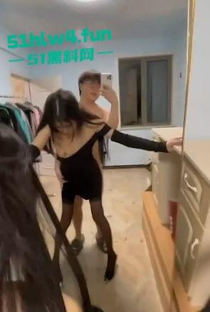 中国传媒学院准校花【抖音美少女】清纯型美女，穿性感黑丝激情啪啪视频遭流出。