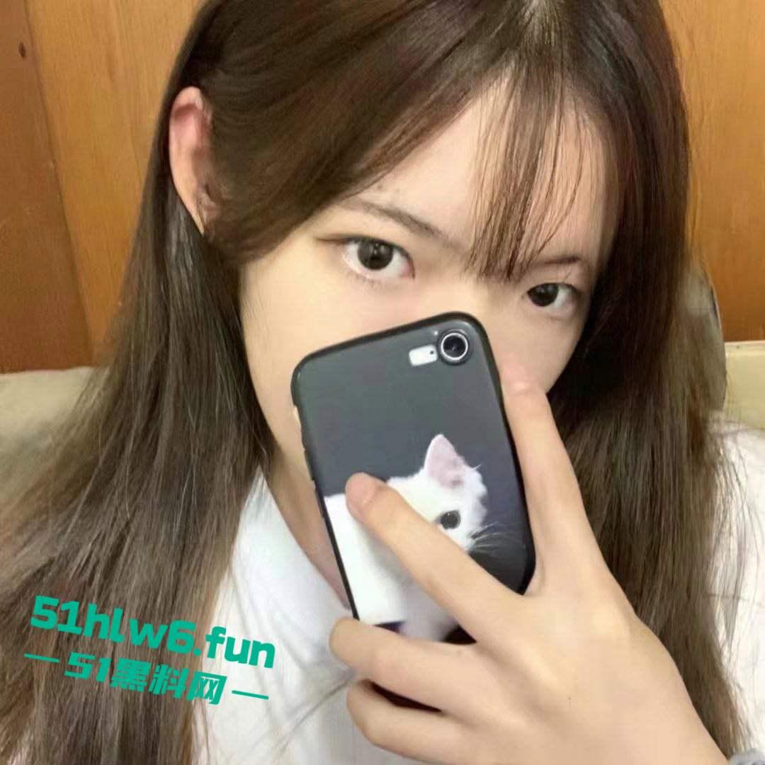 广西桂林某大学班花【刘思婷】去酒吧喝酒被闺蜜灌醉，贡献给富二代们迷奸玩弄，各种操逼插穴玩的不亦乐乎。