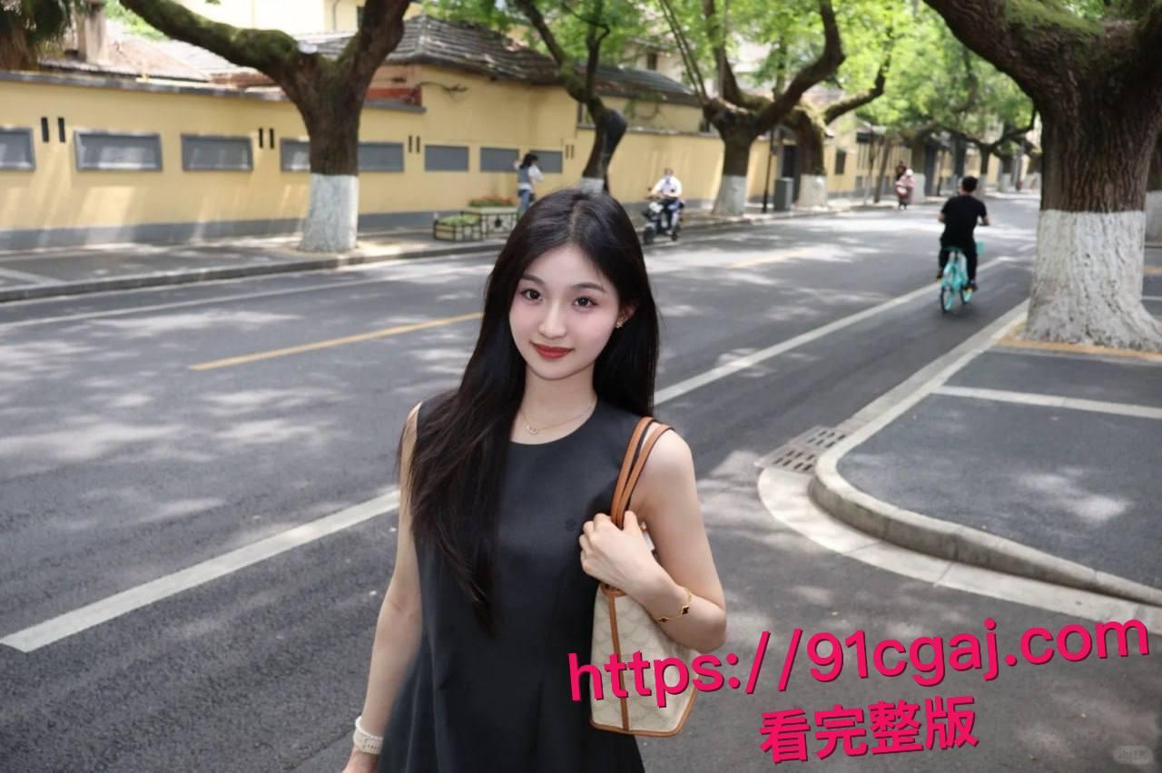 上海民航学院江子瑜小三风波！清纯制服妹子私下变母狗，被金主无套鸡巴狂捅骚穴，侧入后入轮番上阵玩到腿软！