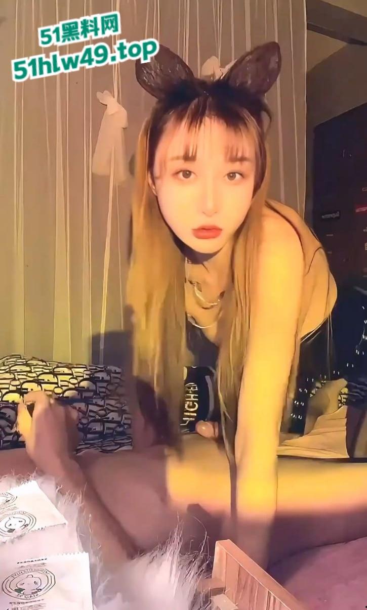 国产网红TS女优，高颜值人妖母狗性感黑丝美腿淫荡口交深喉，舔金主爸爸大肉棒蛋蛋，后入抽插肛交爆菊！