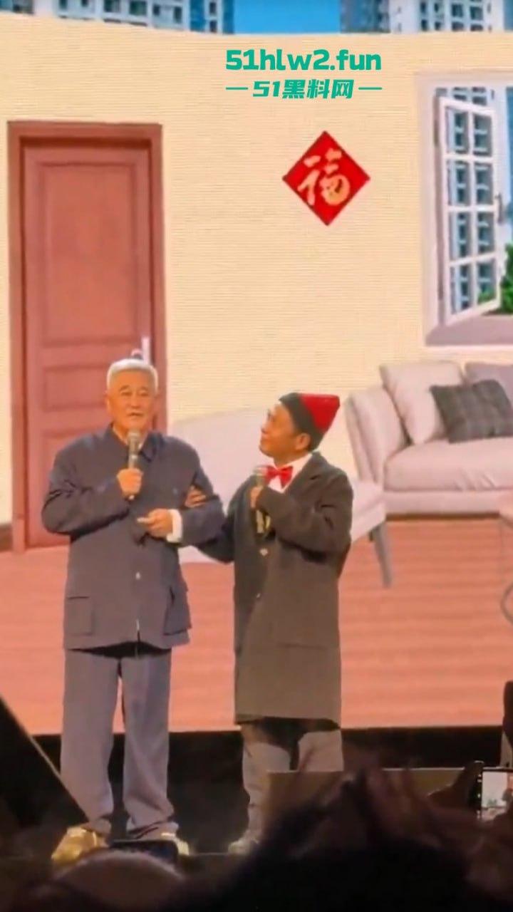 赵本山全球巡回演出在纽约开启第1站，场面宏大人流爆满果然是喜剧之父这影响力杠杠的。