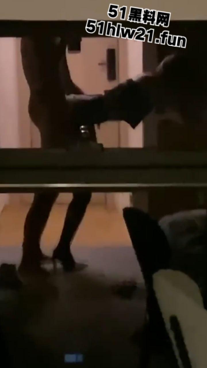 杭州性感母狗【王晓冰】身材超赞的长腿女神，纤细高挑的模特酮体让多少人沦陷其中，做爱视频流出。