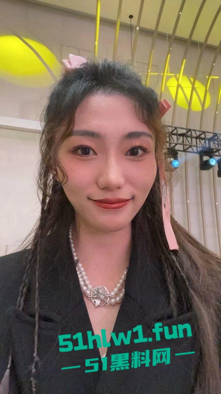 优越的上海精致女孩【丁茹越】自曝签合同当性奴，女神调教日常羞耻又刺激大量不雅照视频曝光。