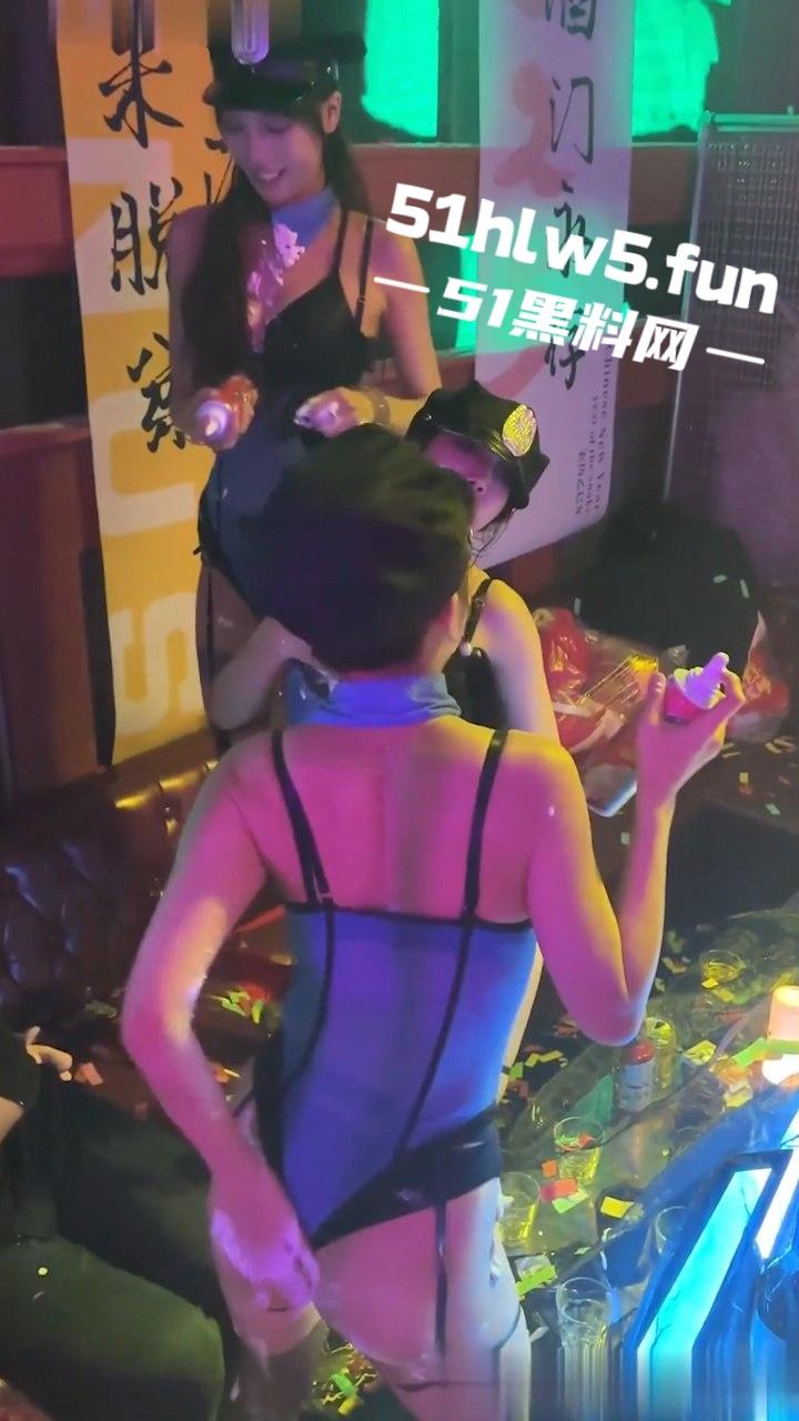 温州【夜色酒店】大尺度湿身热舞视频流出，酒水浇奶洗逼扭腰摆臀又骚又魅。