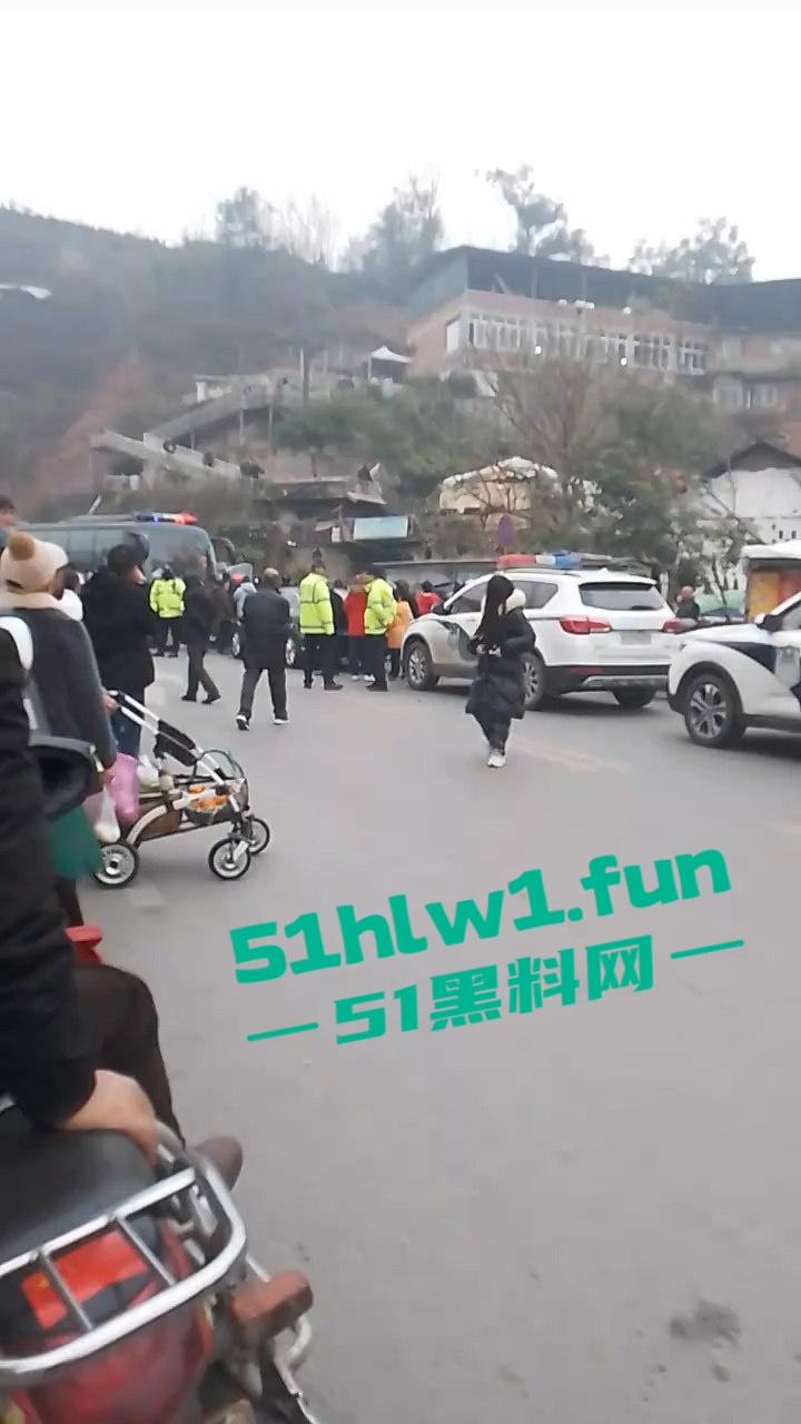 四川宜宾警方扫黄端掉一窝骚鸡，女大学生沦落风尘，众人围观快来看谁的女朋友赫然在列？