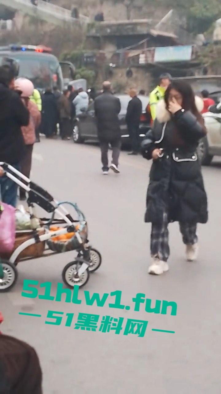 四川宜宾警方扫黄端掉一窝骚鸡，女大学生沦落风尘，众人围观快来看谁的女朋友赫然在列？