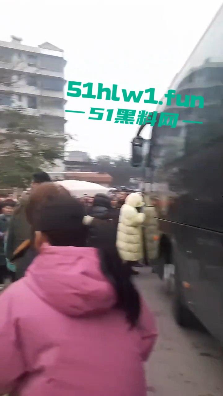 四川宜宾警方扫黄端掉一窝骚鸡，女大学生沦落风尘，众人围观快来看谁的女朋友赫然在列？