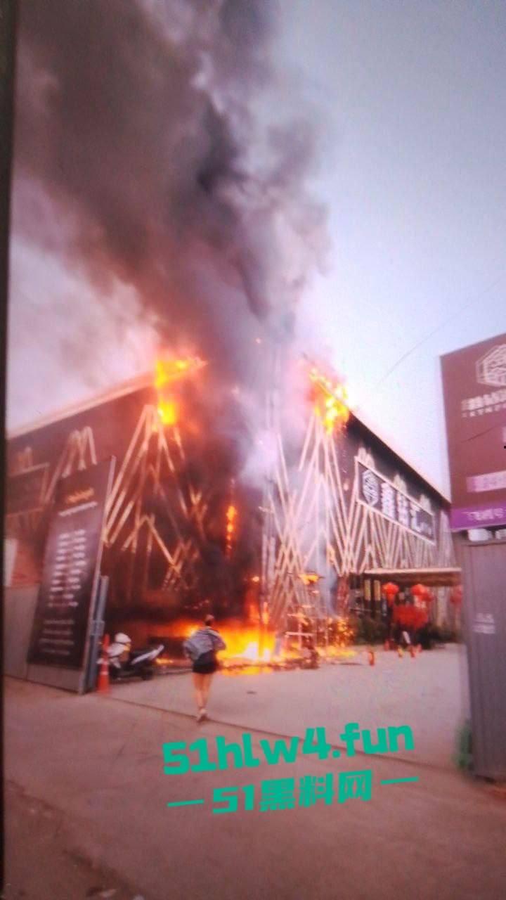 柬埔寨班迭棉吉省，波贝鑫钻汇KTV突发大火疑似是仇敌帮派报复，伤亡情况尚未公布。