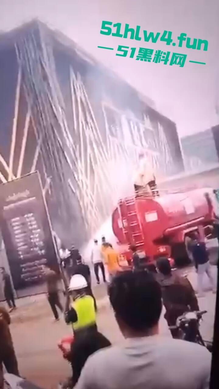 柬埔寨班迭棉吉省,波贝鑫钻汇KTV突发大火疑似是仇敌帮派报复,伤亡情况尚未公布。-7