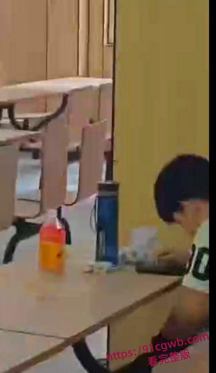 现在学生真是饥渴 直接食堂撸管 握紧猛撸喷汁 旁边饭友目瞪口呆 更有老六手机偷拍全程