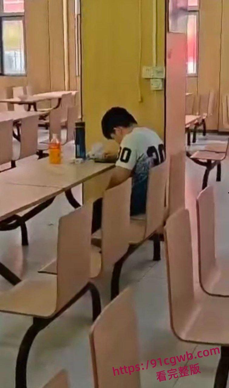 现在学生真是饥渴 直接食堂撸管 握紧猛撸喷汁 旁边饭友目瞪口呆 更有老六手机偷拍全程